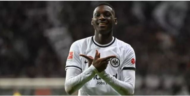 Francfort: Kolo Muani fait focus sur son club