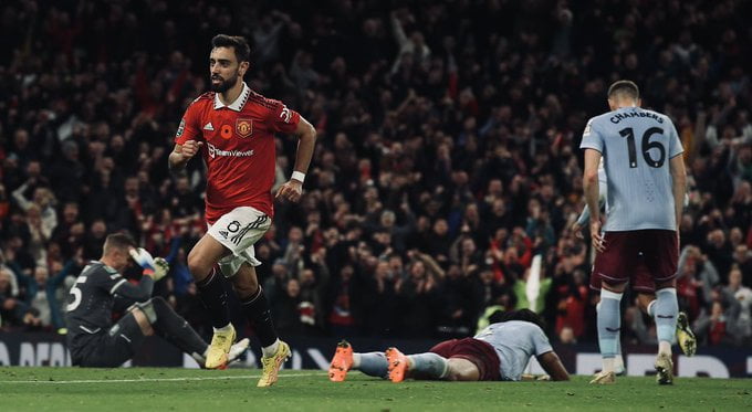 Ang (Cpe). United renverse Villa et file en 8e, Martial buteur