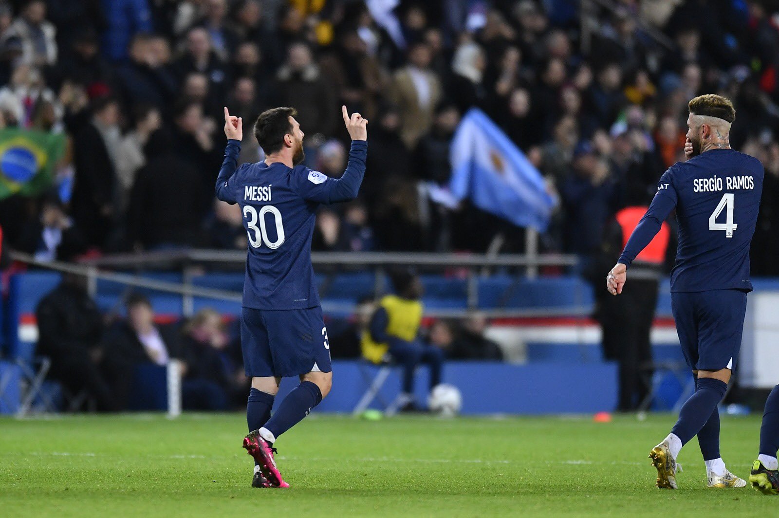 Ligue 1: Le PSG bat Angers, Messi buteur pour son retour