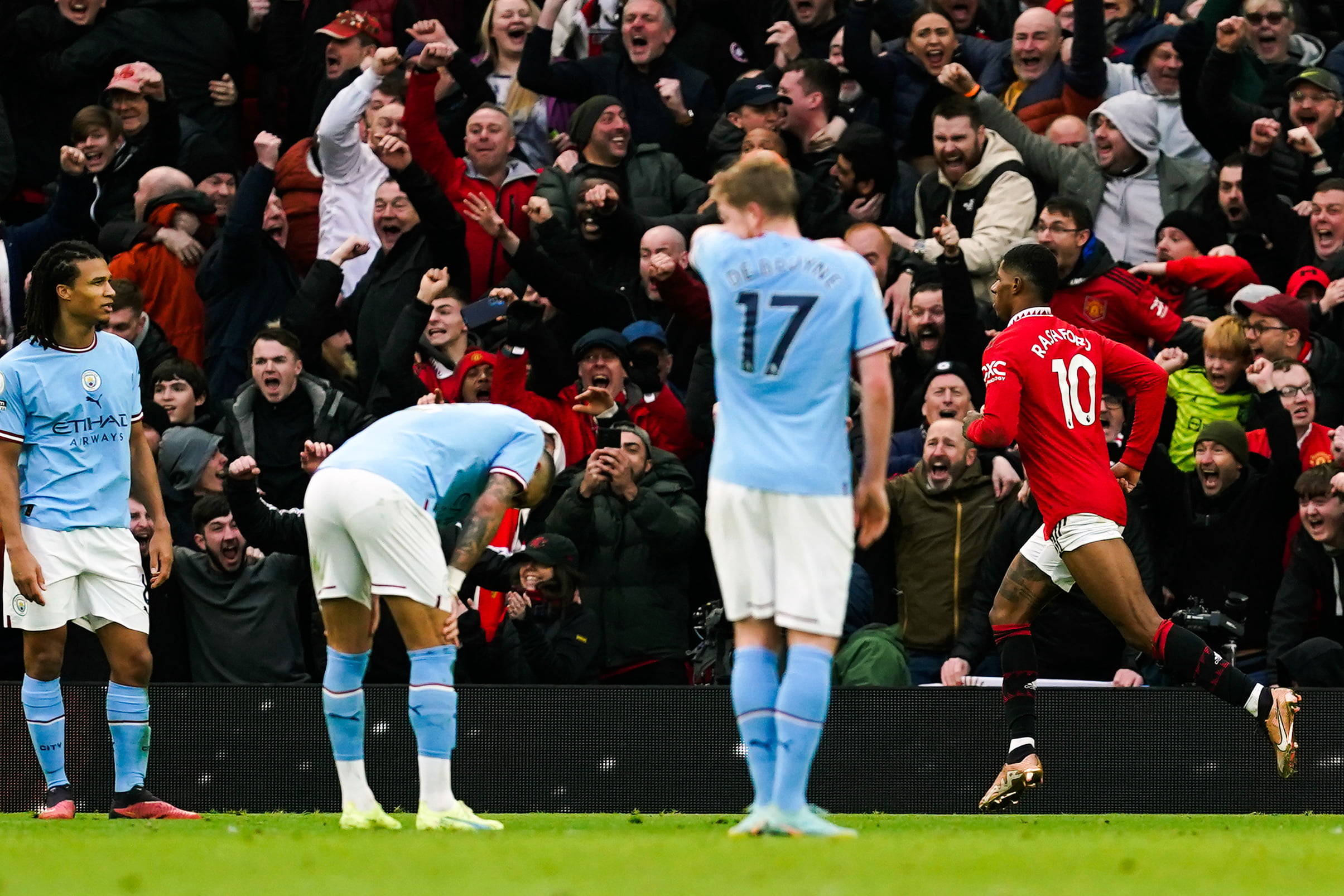Premier League: United renverse City
