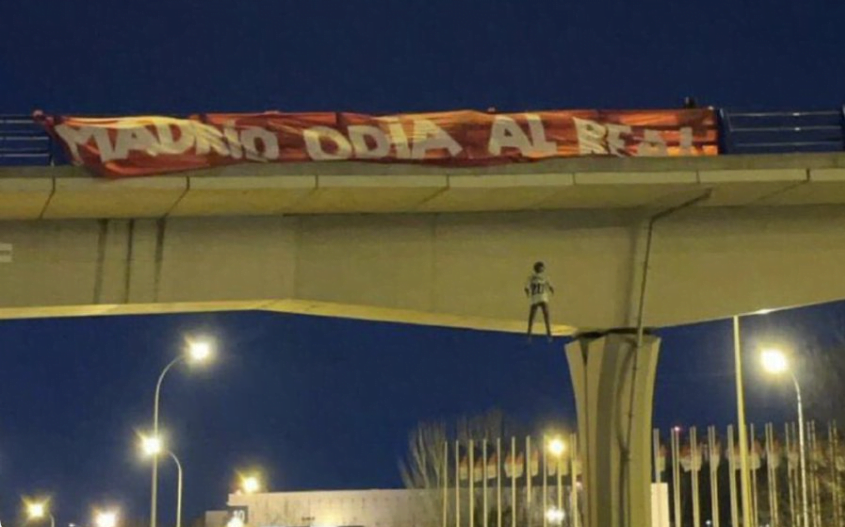 Real – Atlético: Un mannequin de Vinicius pendu à une corde à Madrid