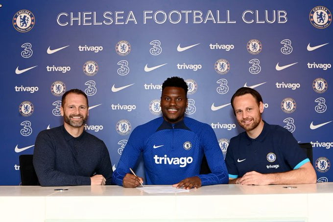 Officiel: Badiashile rejoint Chelsea