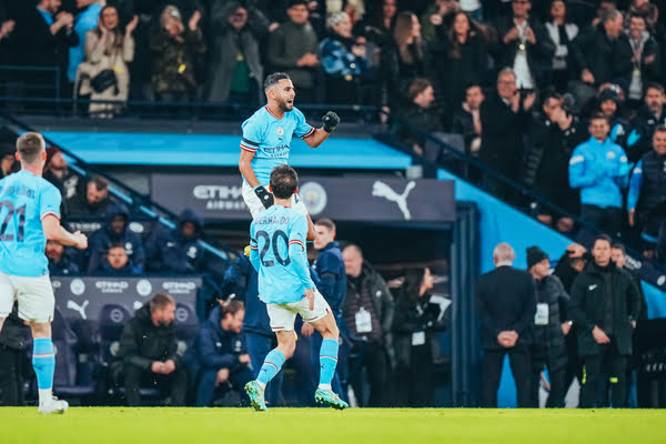 VIDEO: Le coup franc magistral de Mahrez !