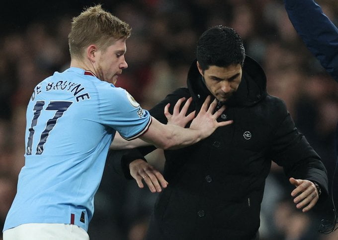 VIDEO: Arteta et De Bruyne s’embrouillent