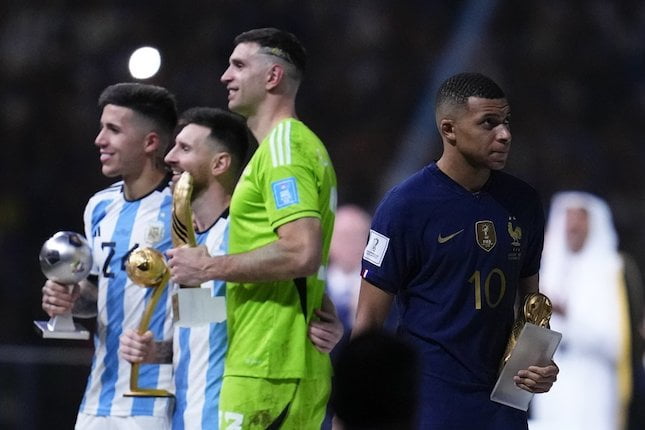 Argentine: Emiliano Martínez s’explique sur ses provocations envers Mbappé
