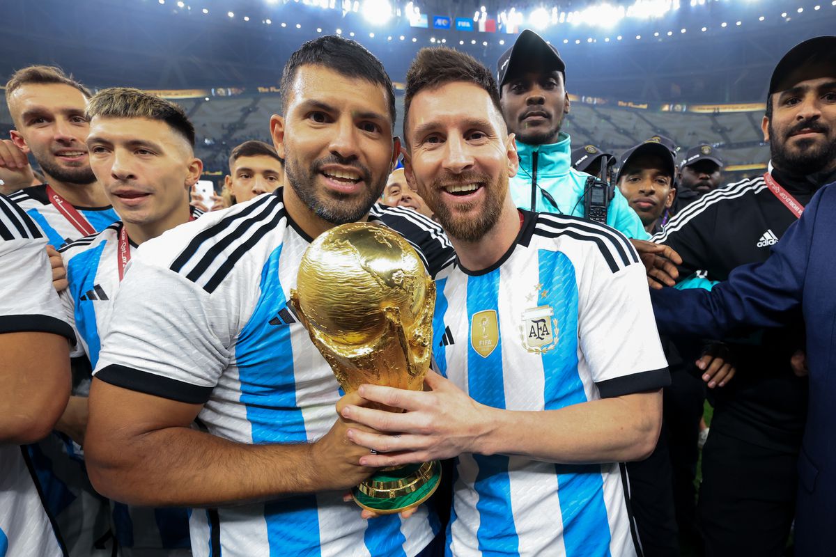 Barça: Messi a 50% de chances de revenir, selon Aguero