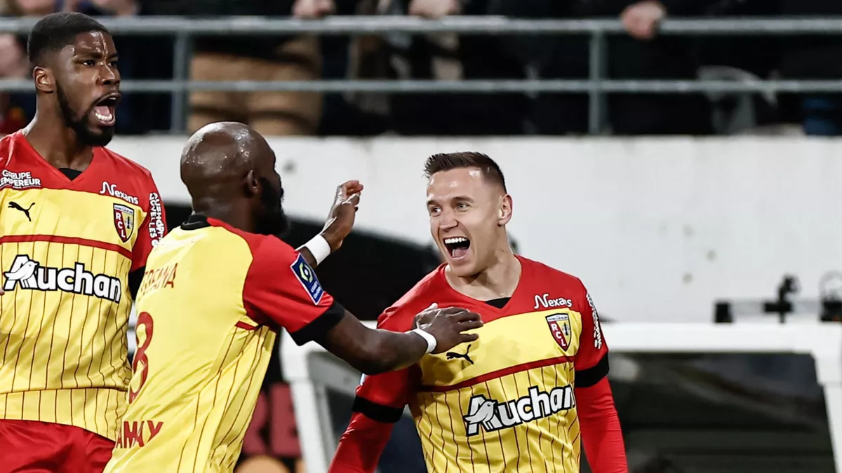 Ligue 1: Lens s’impose contre Strasbourg et met la pression au PSG