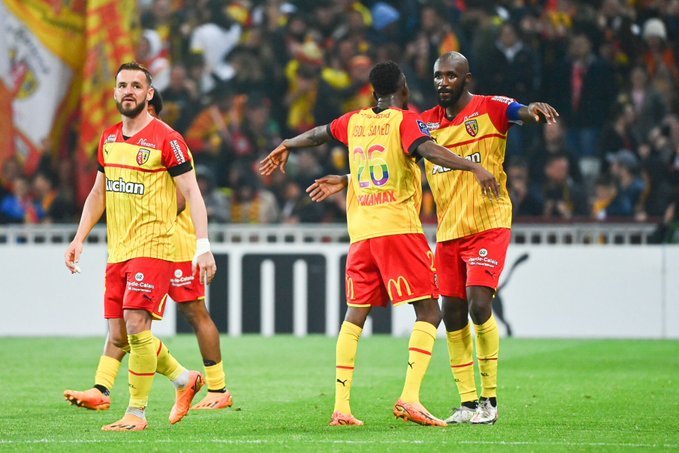 Ligue 1: Lens renverse Reims et conforte sa 2e place