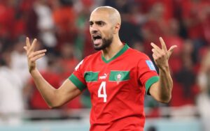 Manchester United : Deux joueurs bloquent l’arrivée de Sofyan Amrabat !