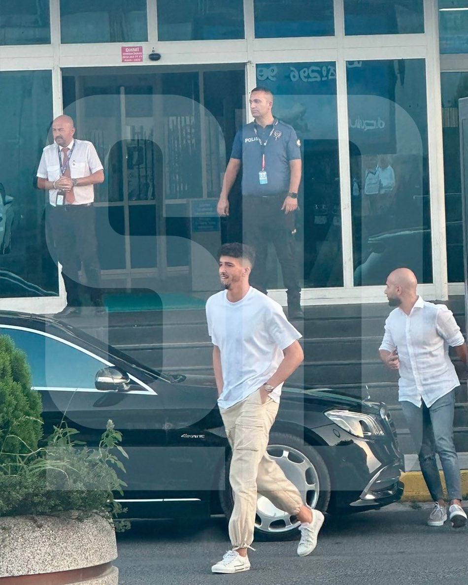 Altay Bayindir revient à Istanbul après une visite médicale avec Manchester United