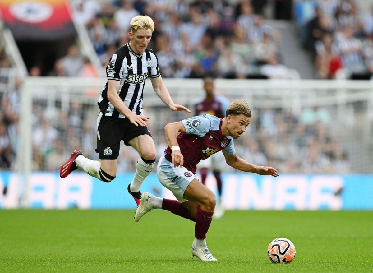Anthony Gordon, performant à mi-temps contre Aston Villa