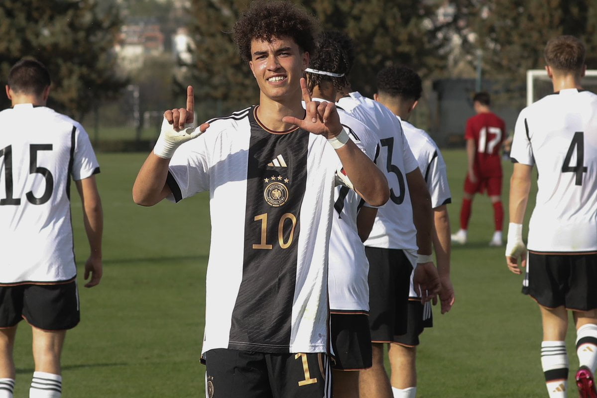 Barcelona recrute le jeune milieu de terrain Noah Darvich de SC Freiburg
