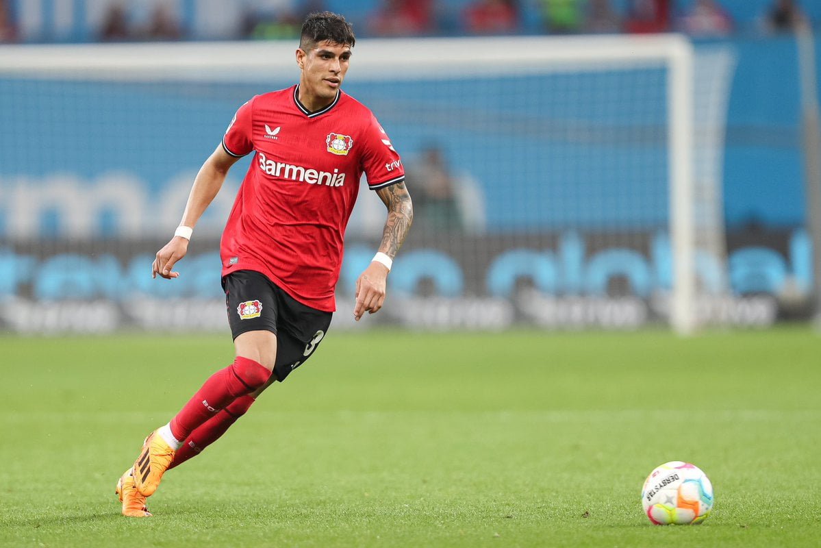 Bayer 04 confirme le maintien de Piero Hincapié malgré l’intérêt de Liverpool