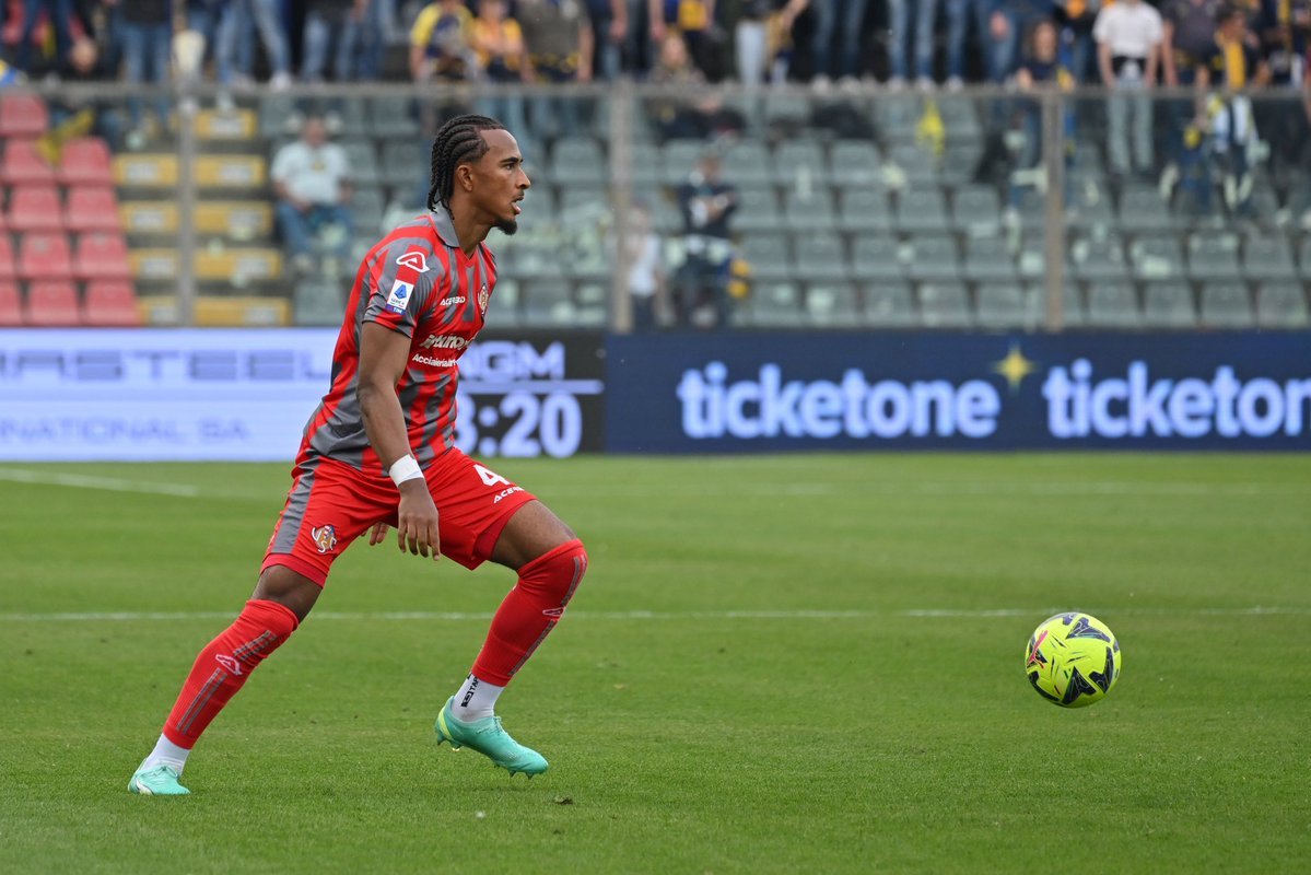Besiktas fait une offre pour le CB Emanuel Aiwu après une impasse dans les négociations avec Man United pour Bailly