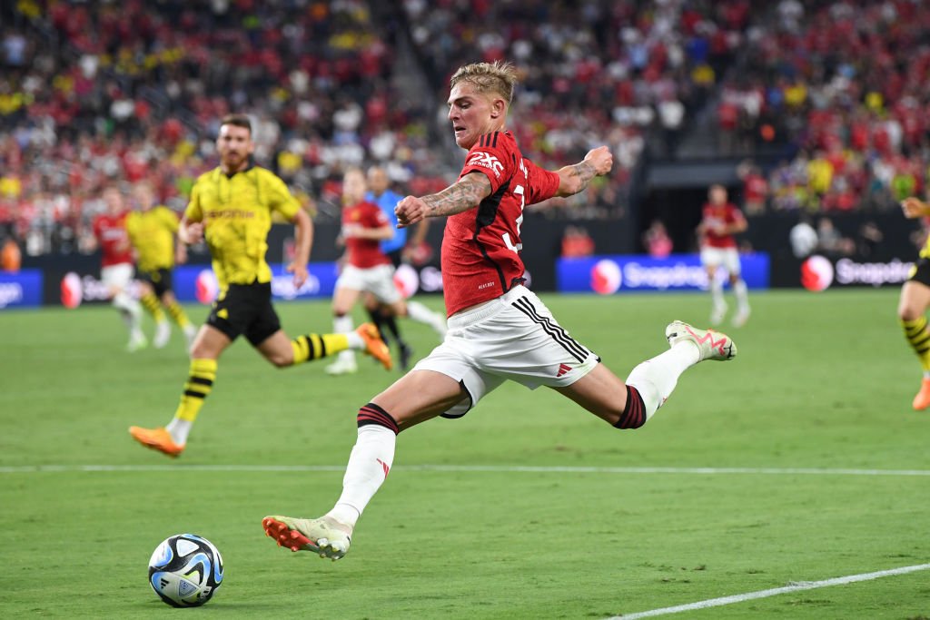 Brandon Williams en discussion entre Ipswich Town et Manchester United
