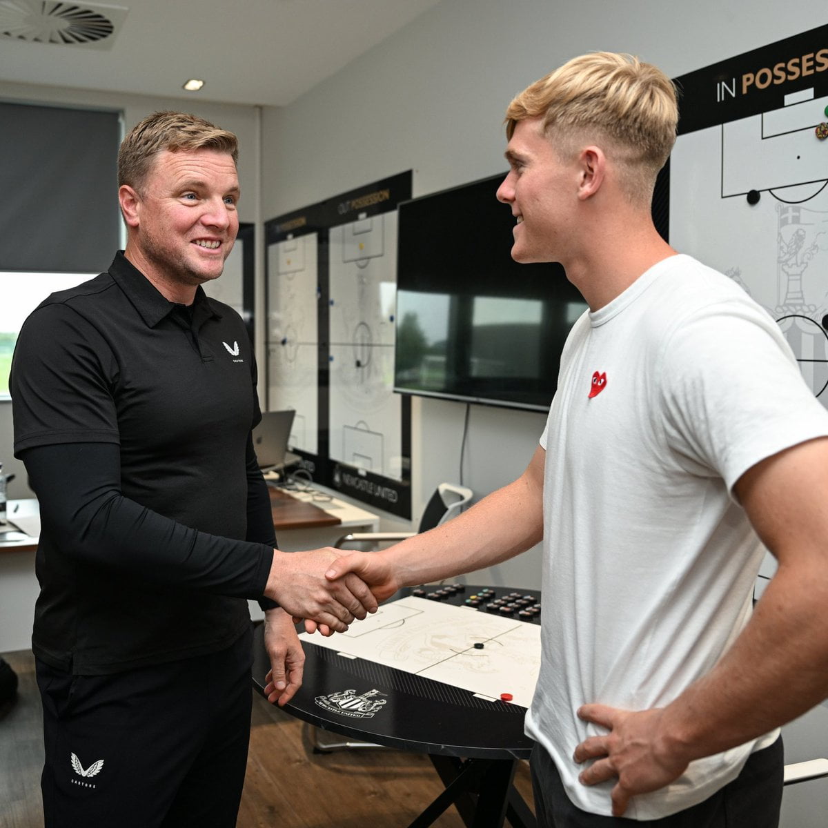 Lewis Hall signe un contrat officiel avec Newcastle