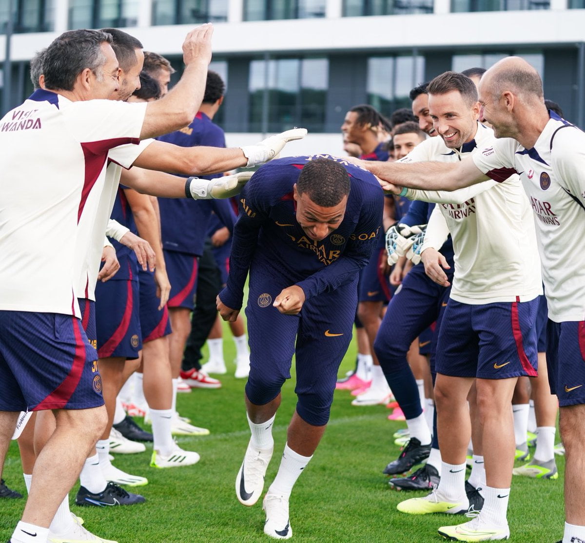 Mbappé reprend l’entraînement avec l’équipe première du PSG après clarification avec Nasser Al Khelaifi