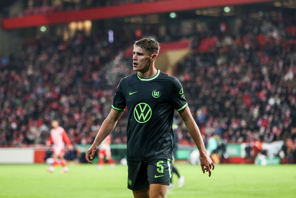 Micky van de Ven en route pour Londres, un contrat prévu avec Wolfsburg