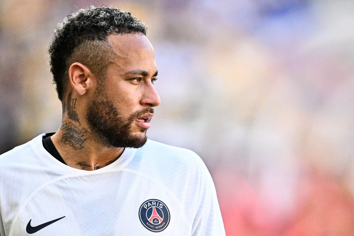 Neymar reste au Paris Saint-Germain selon son père