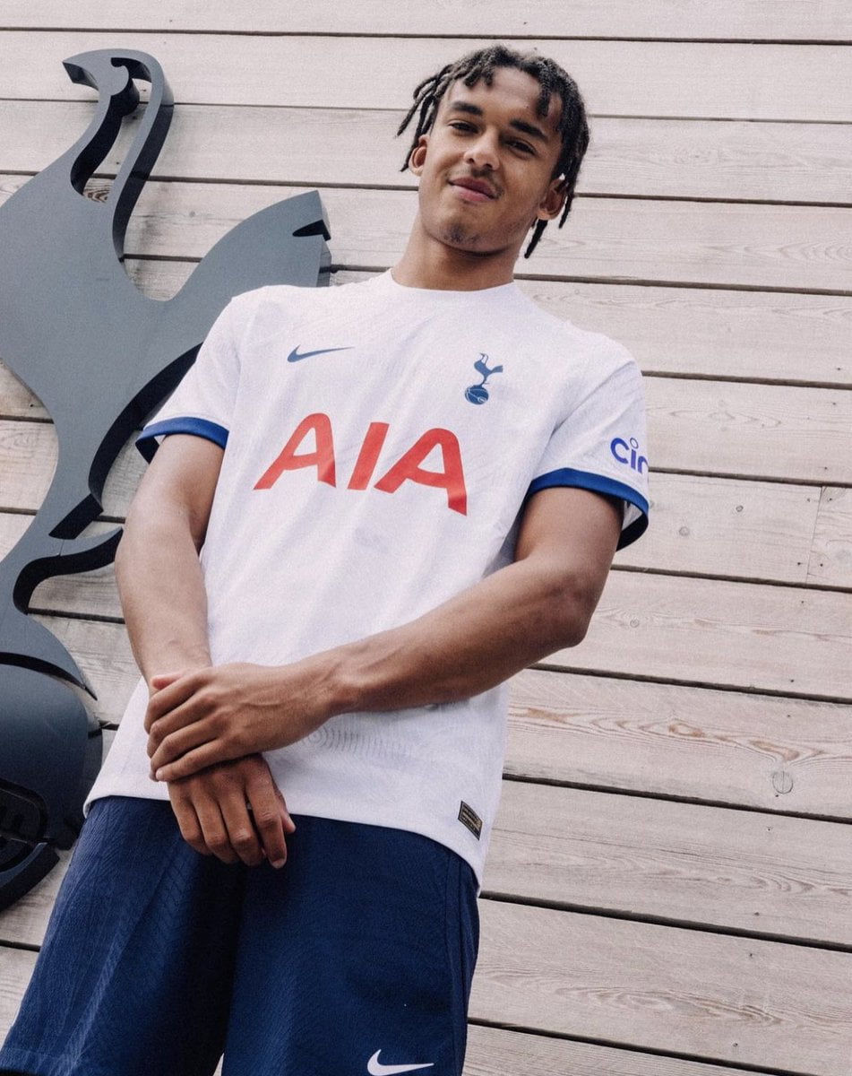 Tottenham finalise le contrat d’Ashley Phillips malgré l’intérêt de deux autres clubs