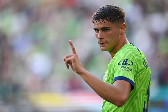 Tottenham propose €40m pour Micky van de Ven de Wolfsburg