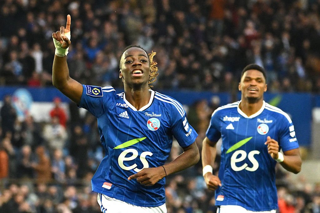 Wolfsburg s’intéresse au défenseur central talentueux de Strasbourg, Ismael Doukouré