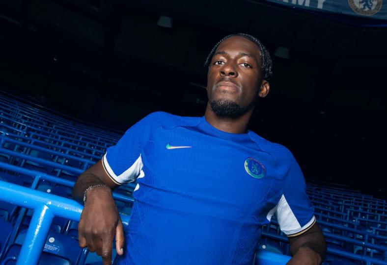Officiel : Chelsea  signe Axel Disasi