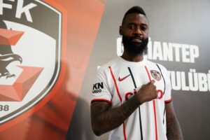 Officiel : Nkoulou a retrouvé un nouveau club !