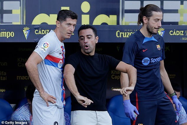 Barça : Xavi défend Robert Lewandowski  » C’est notre goleador »