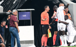 Vincent Aboubakar célèbre son but devant le coach qui avait tenu des propos racistes sur l’Afrique (vidéo)