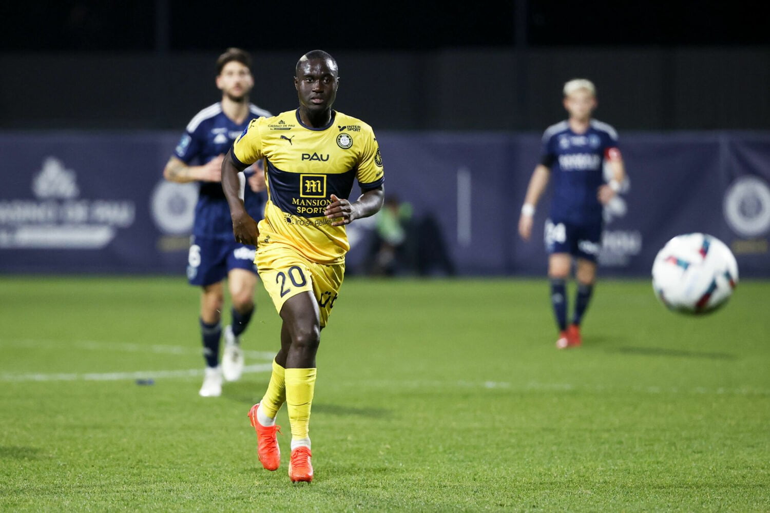 Pau FC: Henri Saivet marque un joli but depuis le milieu de terrain (Vidéo)