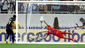 Copa America: Dibu Martinez sauve l’Argentine après un Panenka manqué de Messi