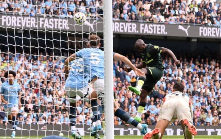 Yoane Wissa frappe fort dès l’entame contre Manchester City…