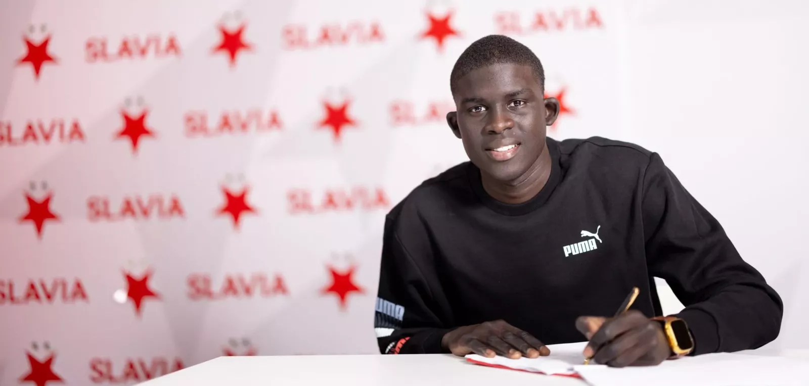 Absence d’Ismail Jakobs : Une opportunité pour un jeune talent ?