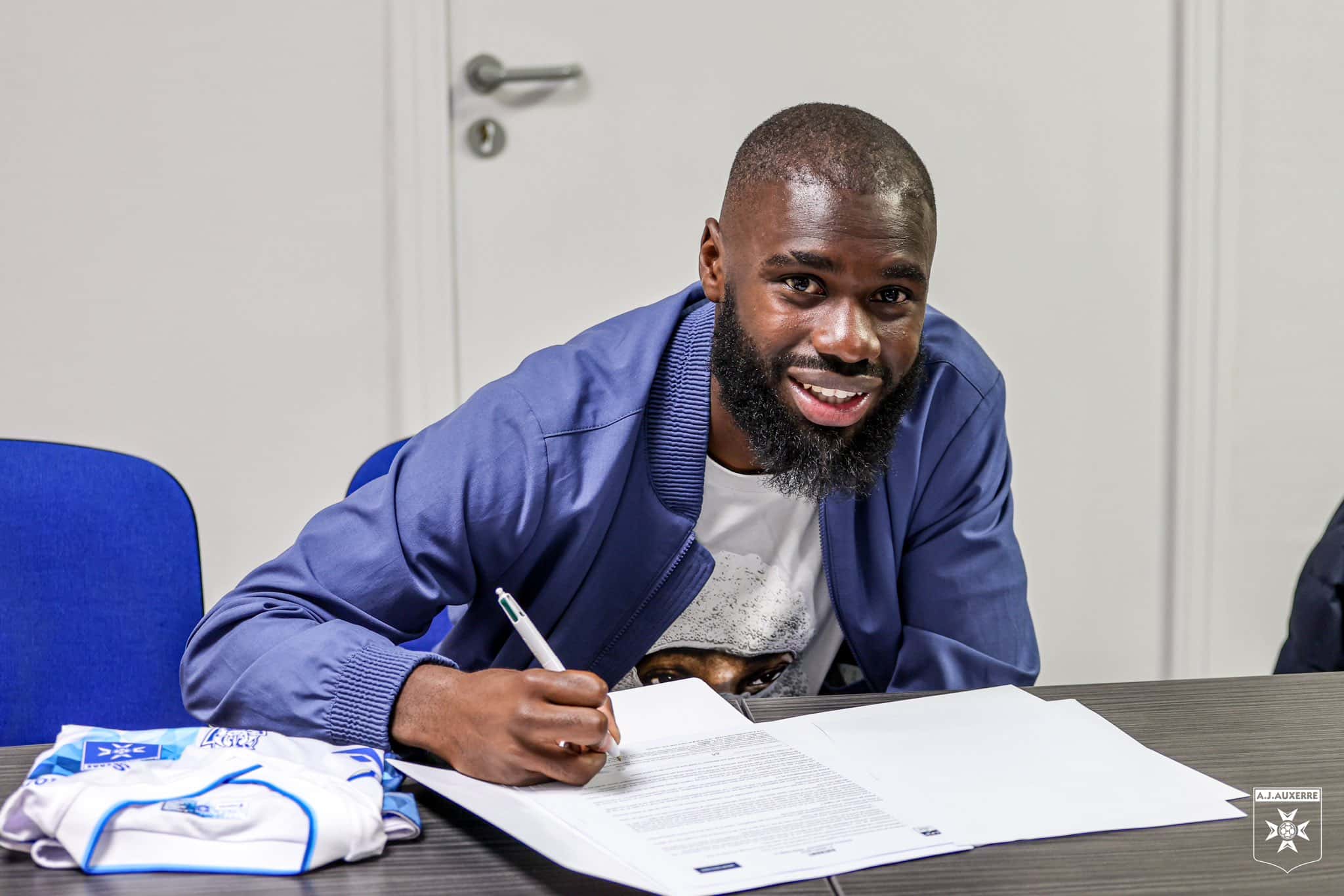 Un attaquant vedette prolonge son contrat avec l’AJ Auxerre…