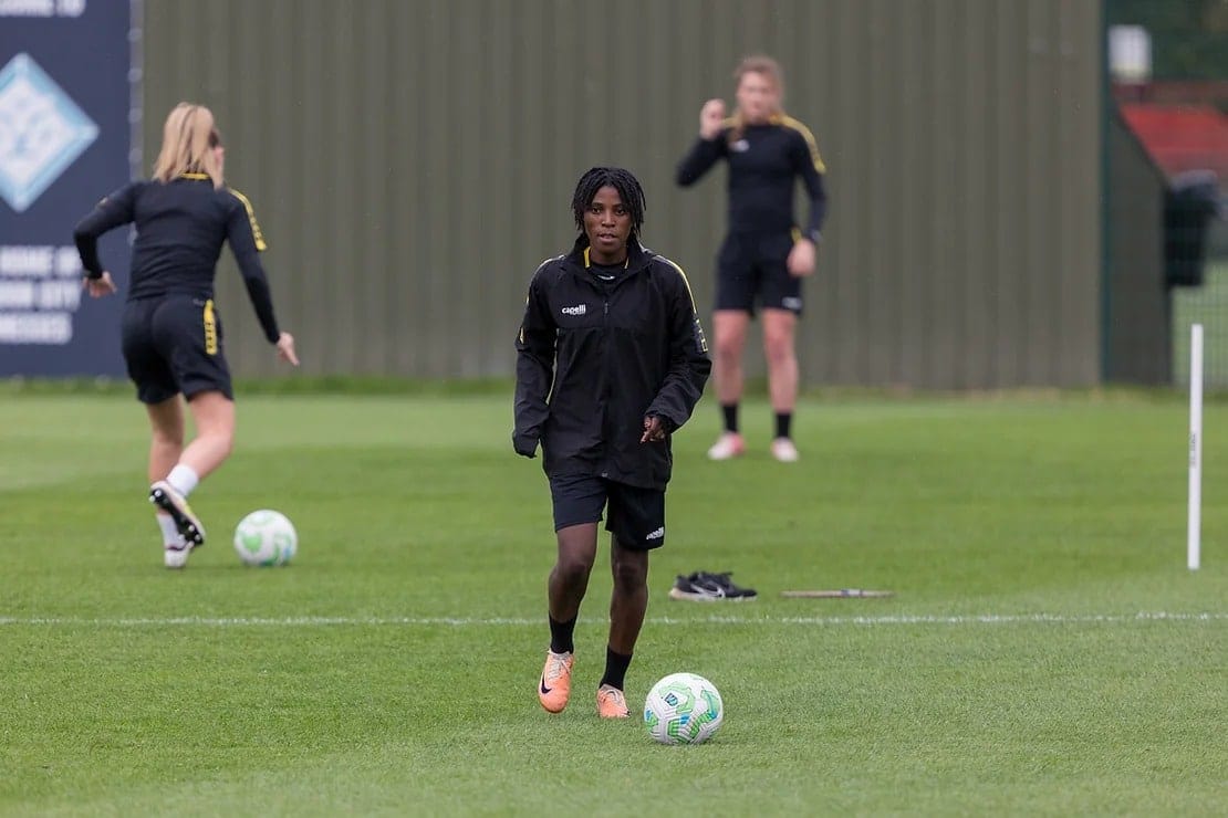 Une talentueuse ailière nigériane signe avec un club anglais