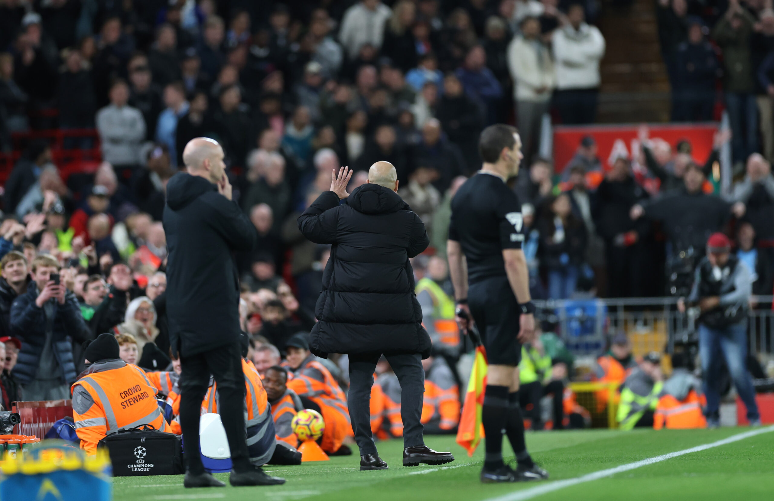 Angleterre : Pep Guardiola réagit aux chants ironiques des supporters