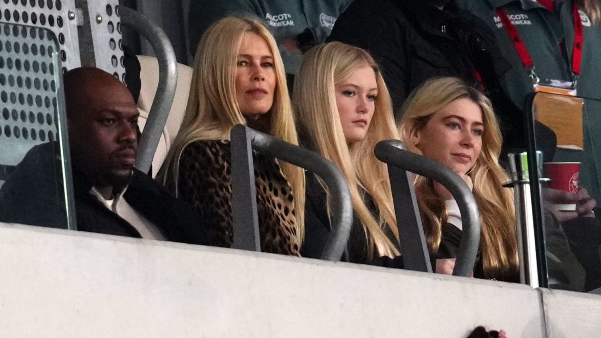 Grande-Bretagne : Claudia Schiffer ajout glamour à un match de Premier League