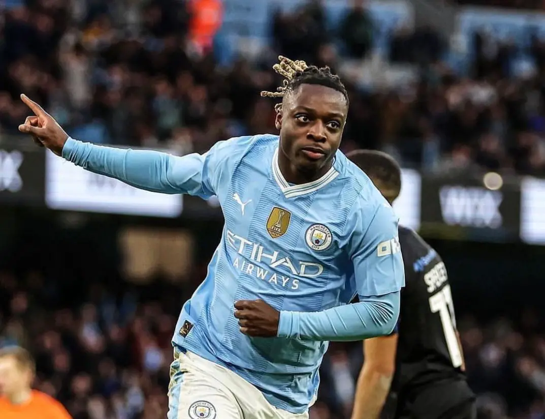 Le Belge Jeremy Doku réagit aux critiques : Manchester City reste confiant pour le titre