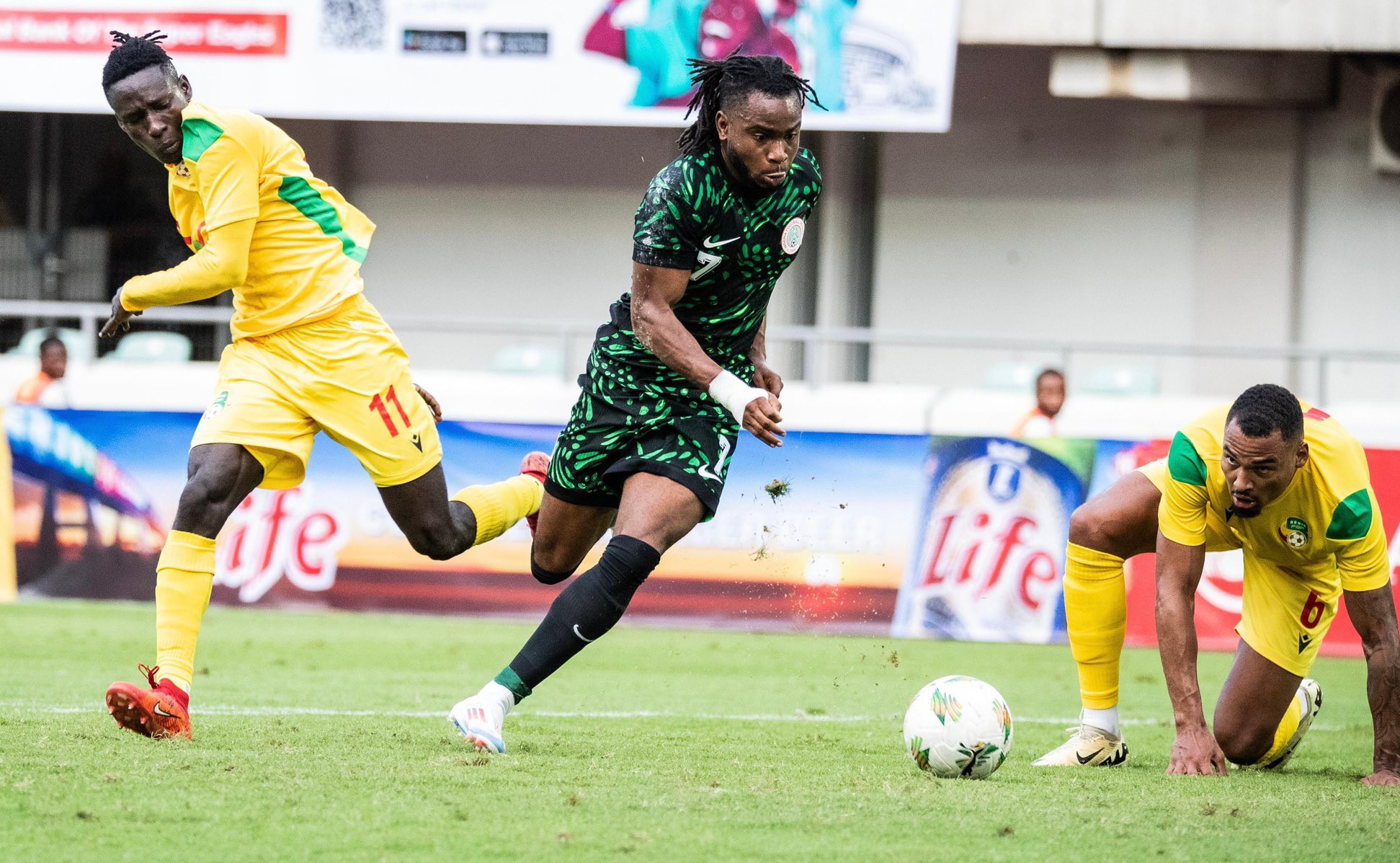 Un joueur de la RD Congo soutient un Nigérian pour le titre de Meilleur footballeur africain