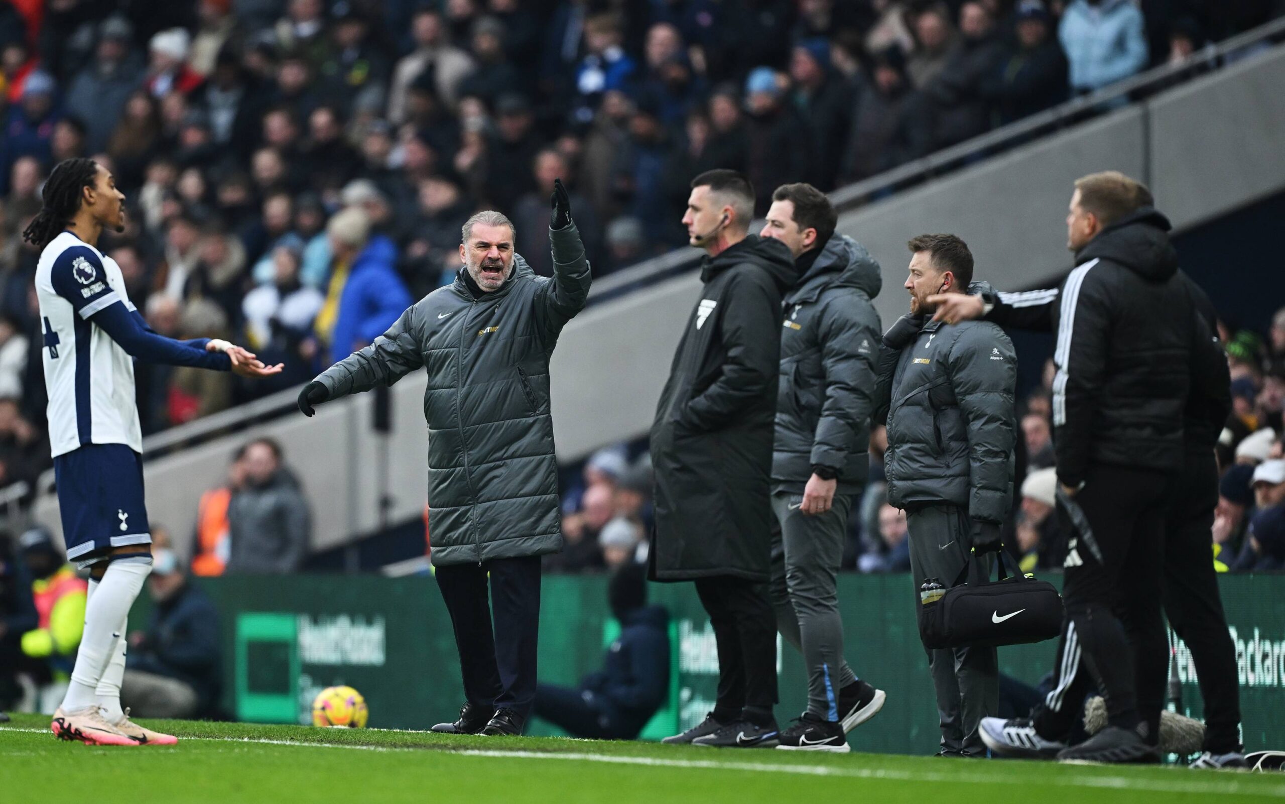 Ange Postecoglou critique la nouvelle pratique d’explication des décisions VAR en direct dans les stades anglais