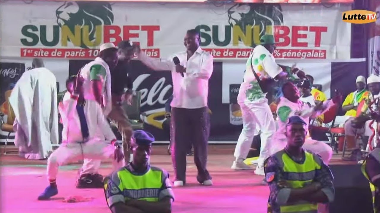 Cérémonie festive au Sénégal : Prestation captivante de Mboye Madiaga au CICES
