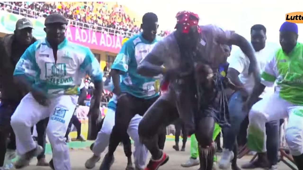 Cérémonie traditionnelle lors d’un combat au Sénégal : « touss » de Fils de Balla
