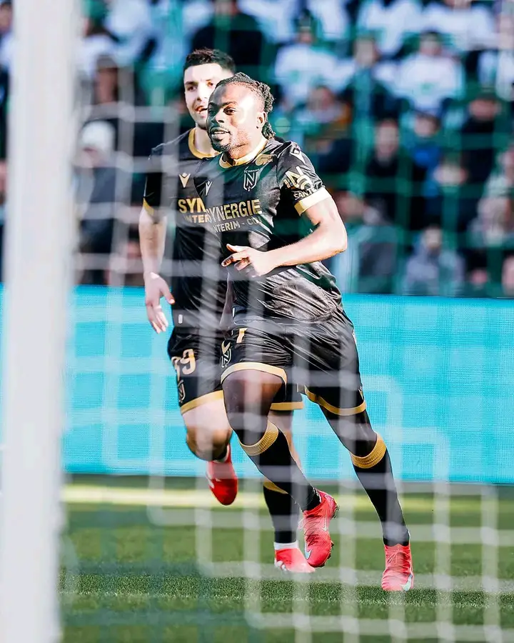 France : Antoine Kambouaré loue la performance de Moses Simon après le match nul de Nantes