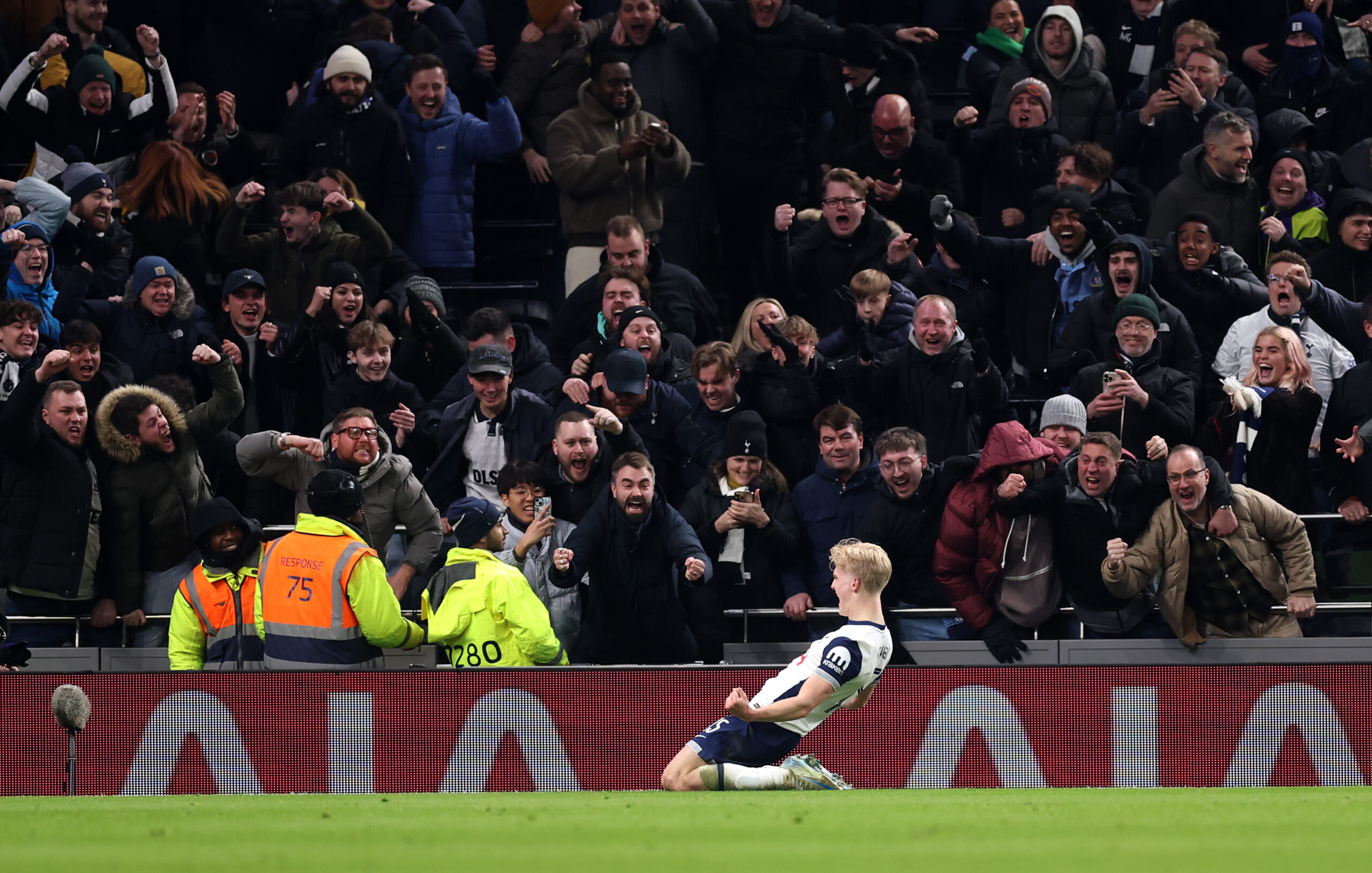 Le but tardif de Lucas Bergvall offre à Tottenham l’avantage en demi-finale contre Liverpool