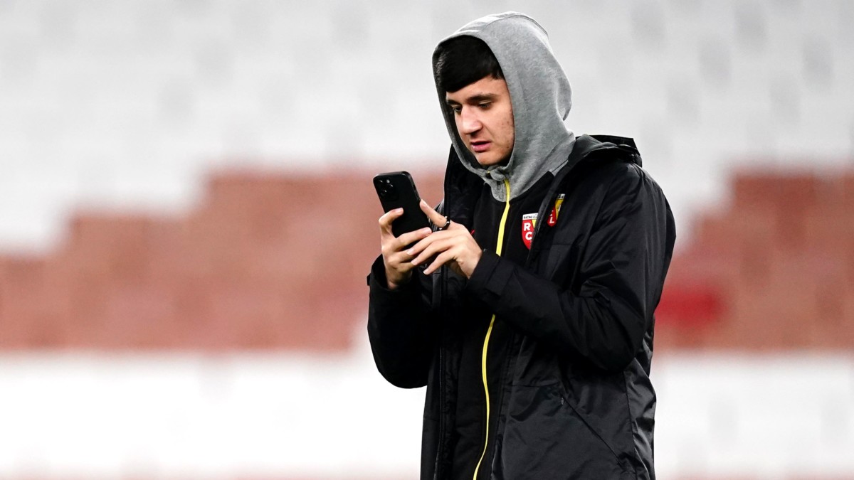 Le défenseur ouzbek Abdukodir Khusanov rejoint Manchester City pour 40 millions d’euros