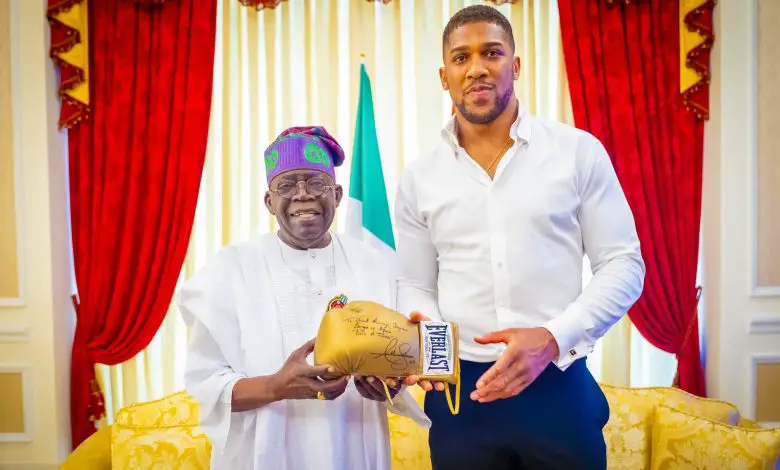 Nigeria : Le président Tinubu salue Anthony Joshua comme un « véritable champion »