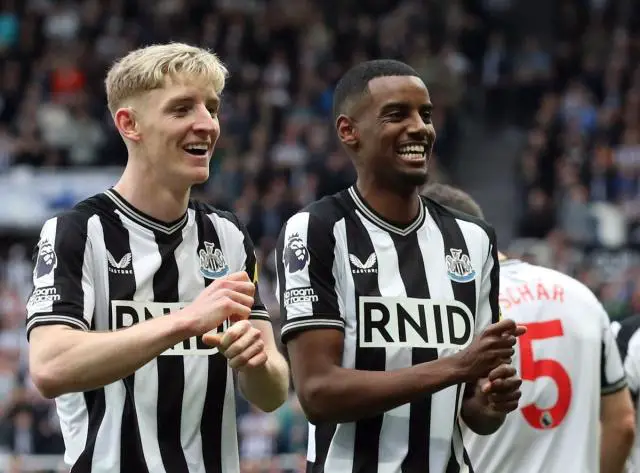Sunday Oliseh désigne Isak et Gordon comme les joueurs les plus sous-estimés de la Premier League