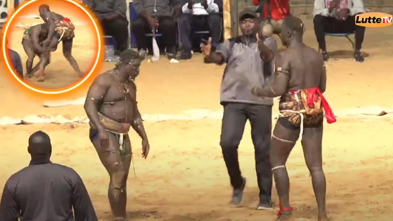 Thiat Bou Walo et Tapha Leer s’affrontent lors d’une journée de lutte au Sénégal