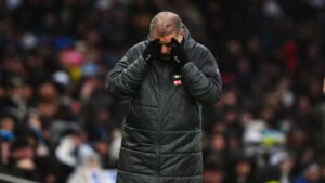 Tottenham subit une défaite face à Leicester, pression accrue sur Ange Postecoglou